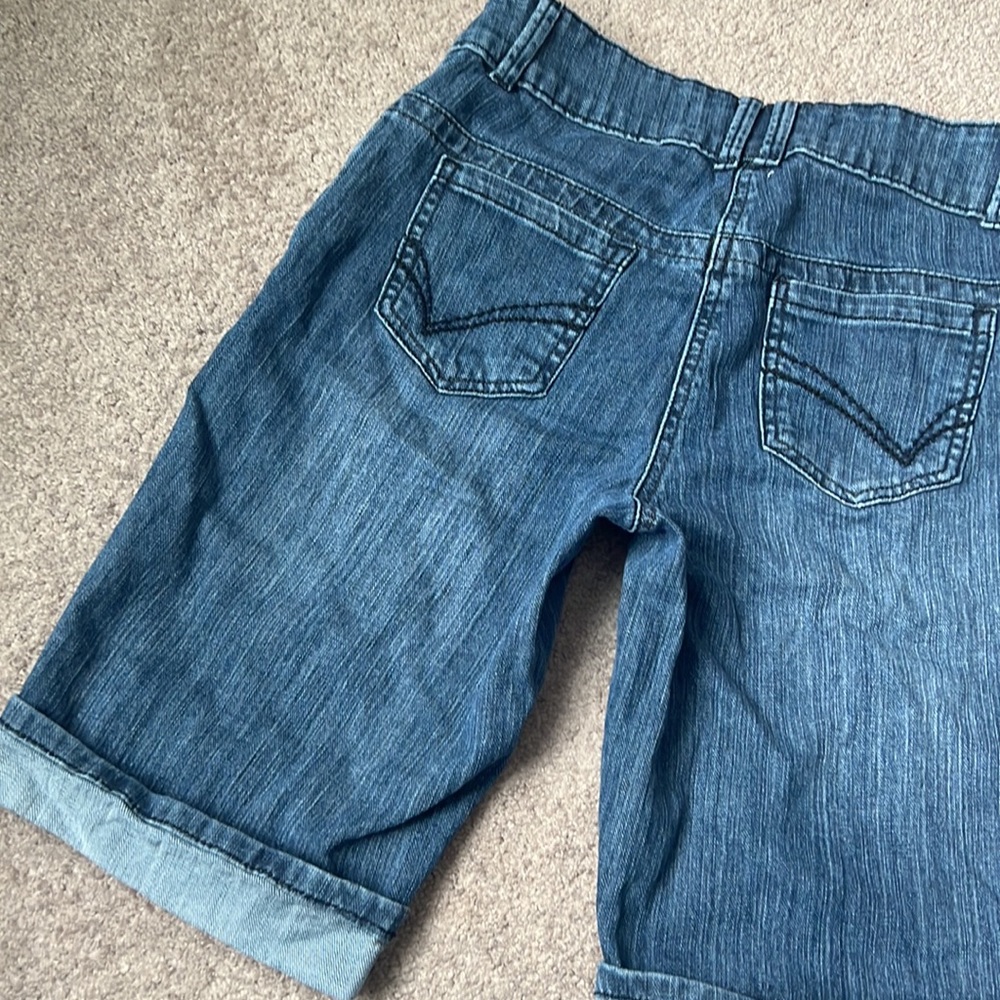 Contrast Denim Shorts - Picture 10 of 11